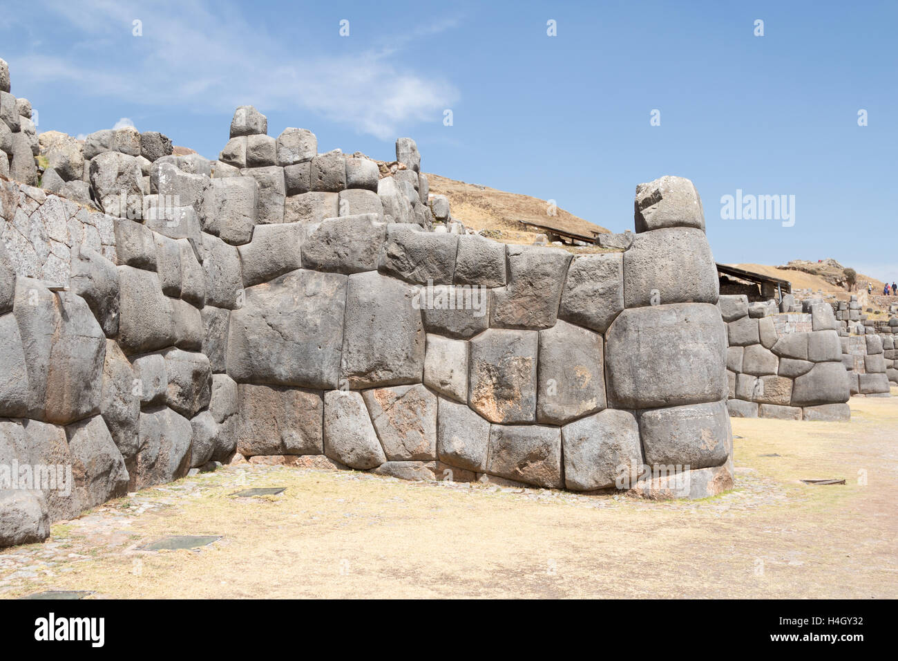 Zigzagando muri in pietra di Sacsaywaman al di fuori della città di Cusco, Perù Foto Stock