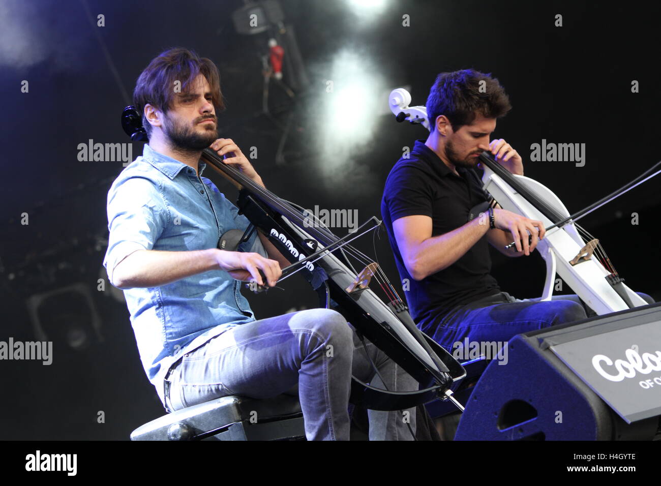 Il croato duo 2 violoncelli suona presso i colori di Ostrava music festival, Repubblica ceca, 17 luglio 2016. Foto Stock