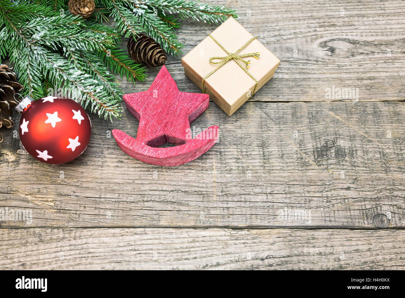 Natale Abete rami, confezione regalo e decorazioni su sfondo di legno Foto Stock