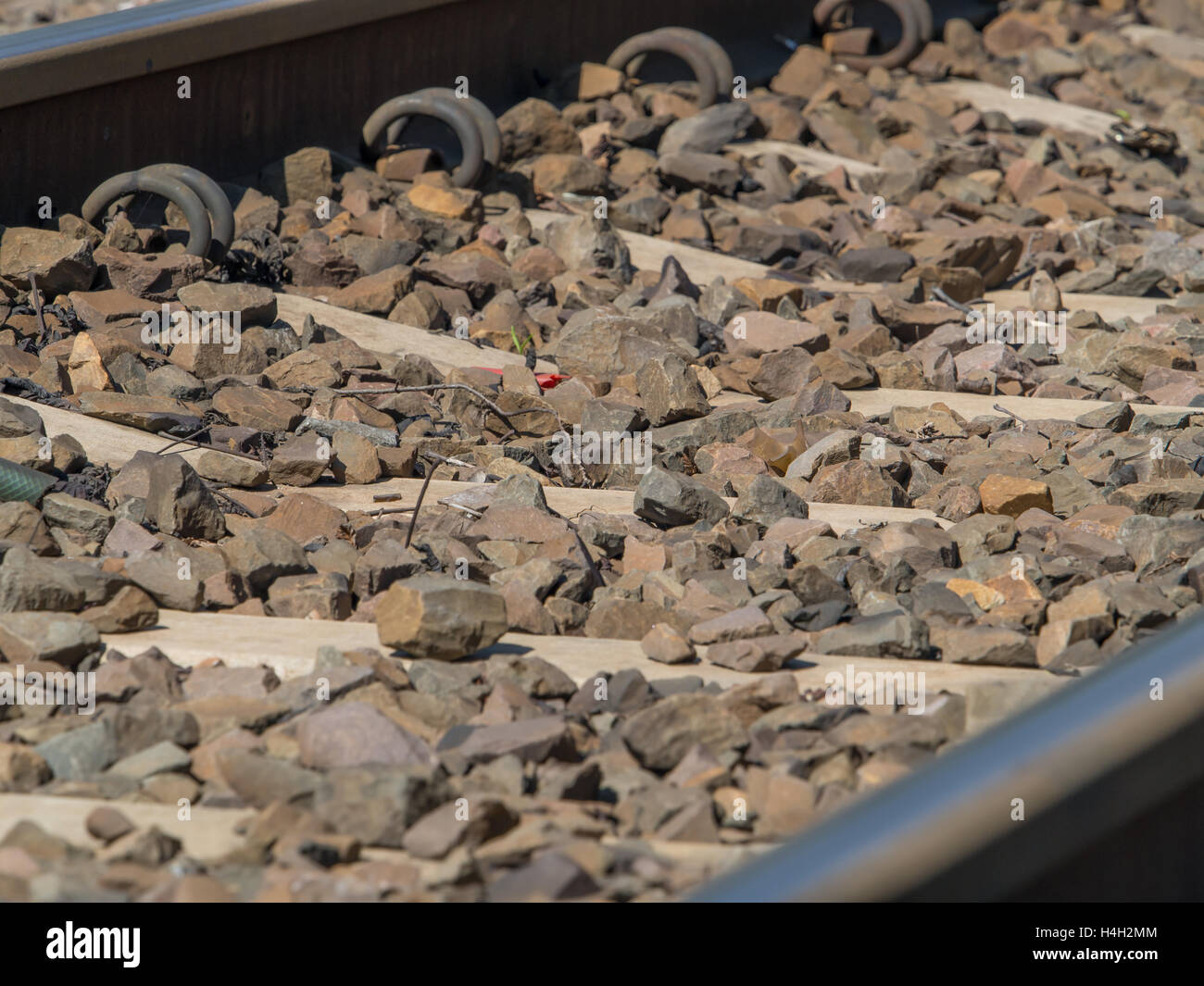 L'acciaio di binari ferroviari su calcestruzzo legami. Foto Stock