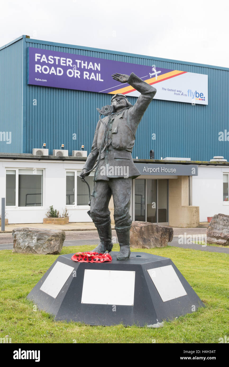 Battaglia di Bretagna uragano pilota da caccia statua fuori casa aeroporto uno spazio ufficio e sospensione 3 a Exeter Aeroporto Foto Stock