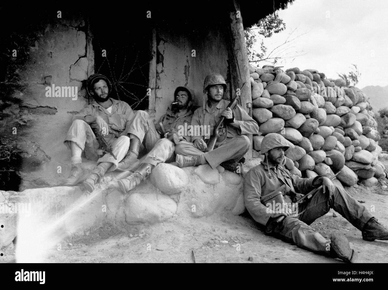 Stati Uniti Marines con la prima divisione Marine relax da una capanna di coreani dopo la distruzione di un cecchino nemico nascondendosi nell'edificio durante la Guerra di Corea, il 24 settembre 1951 in Corea. Foto Stock