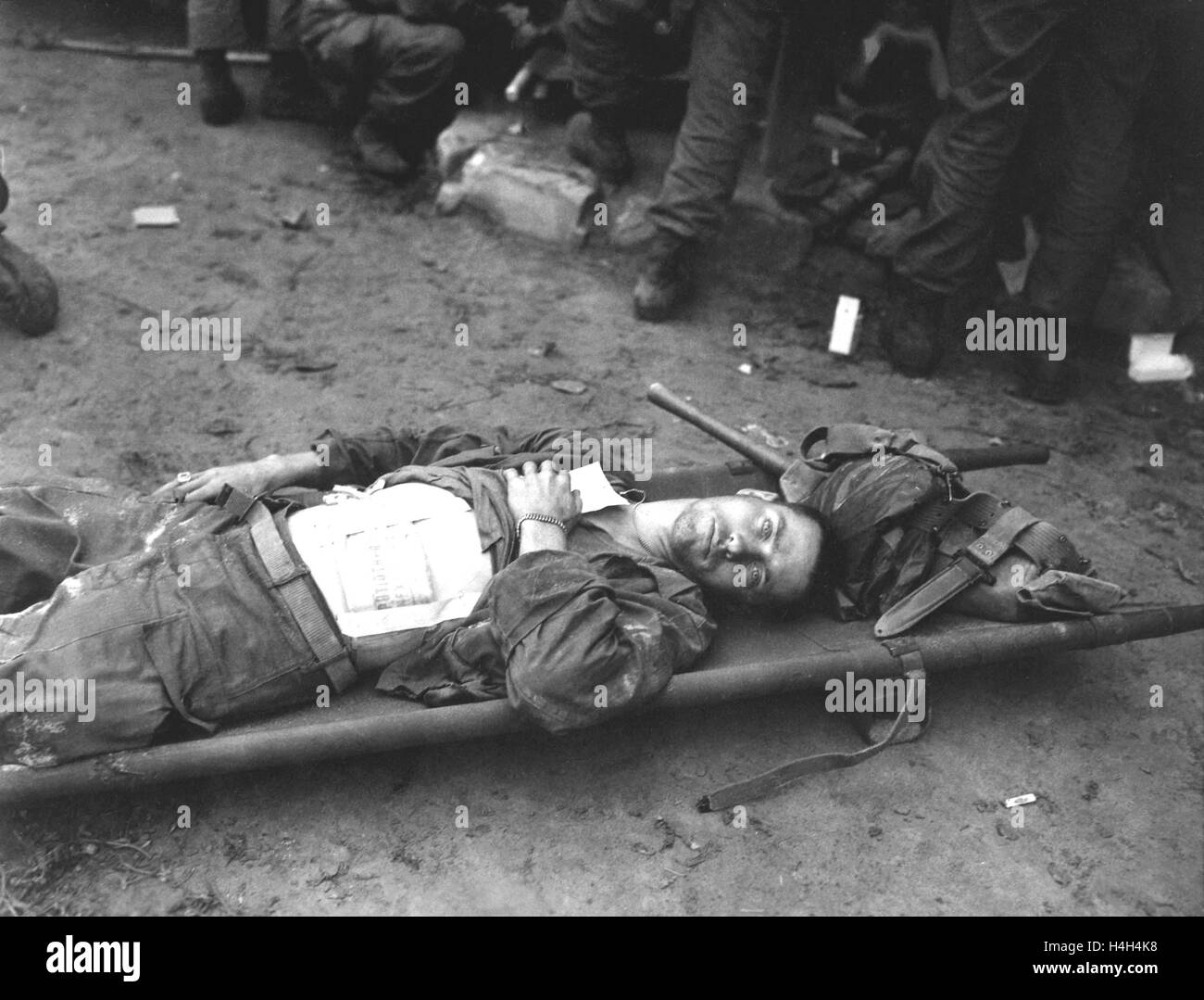 Stati Uniti Soldato dell'esercito PFC. Thomas Conlon con la ventunesima divisione di fanteria giace su una barella a un aiuto medico stazione, dopo essere stato ferito in battaglia durante l attraversamento del fiume Naktong durante la Guerra di Corea Settembre 19, 1950 in Corea. Foto Stock