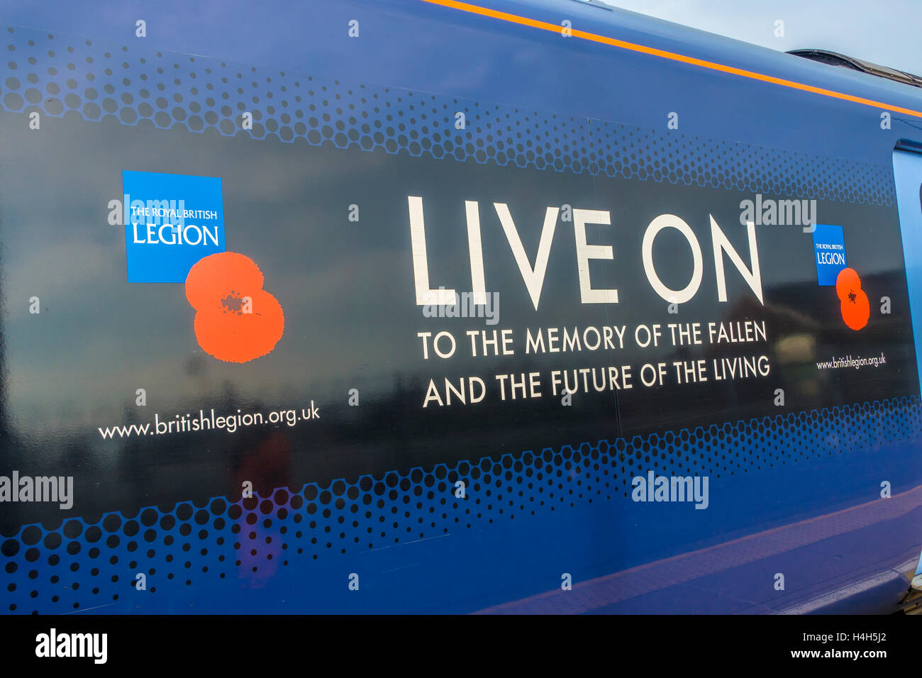 Royal British Legion Poster sul lato del giavellotto treno veloce Live su alla memoria dei caduti e il futuro della vita Foto Stock
