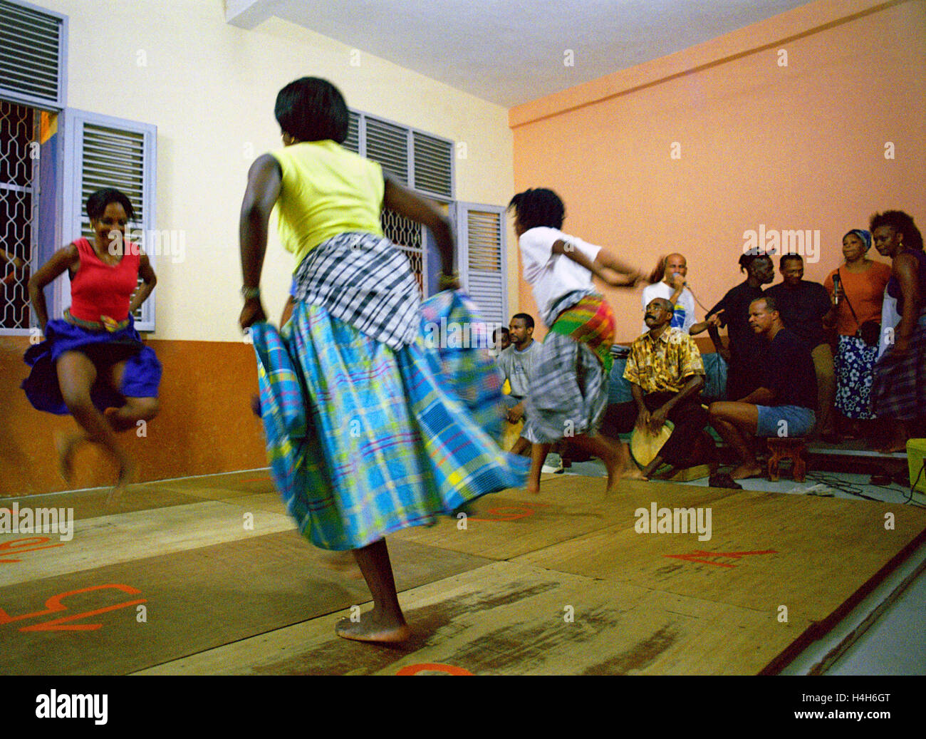 Belle tradizionali ballerini danzano insieme ad una scuola locale nel centro di Fort-de-France. La Martinica Foto Stock