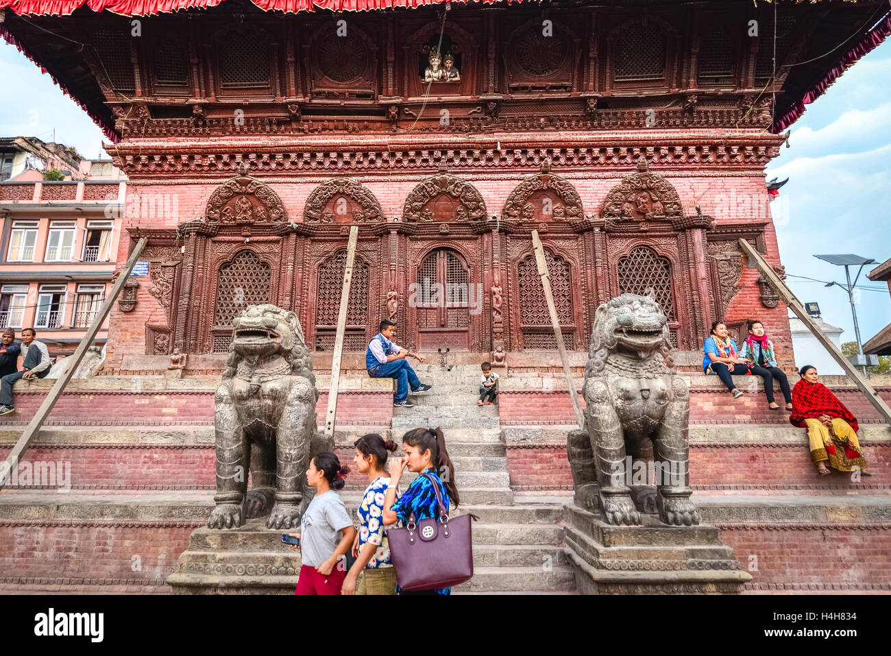 Le persone che hanno tempo libero sulla scala che conduce al tempio Shiva Parvati in Piazza Durbar Kathmandu. Foto Stock