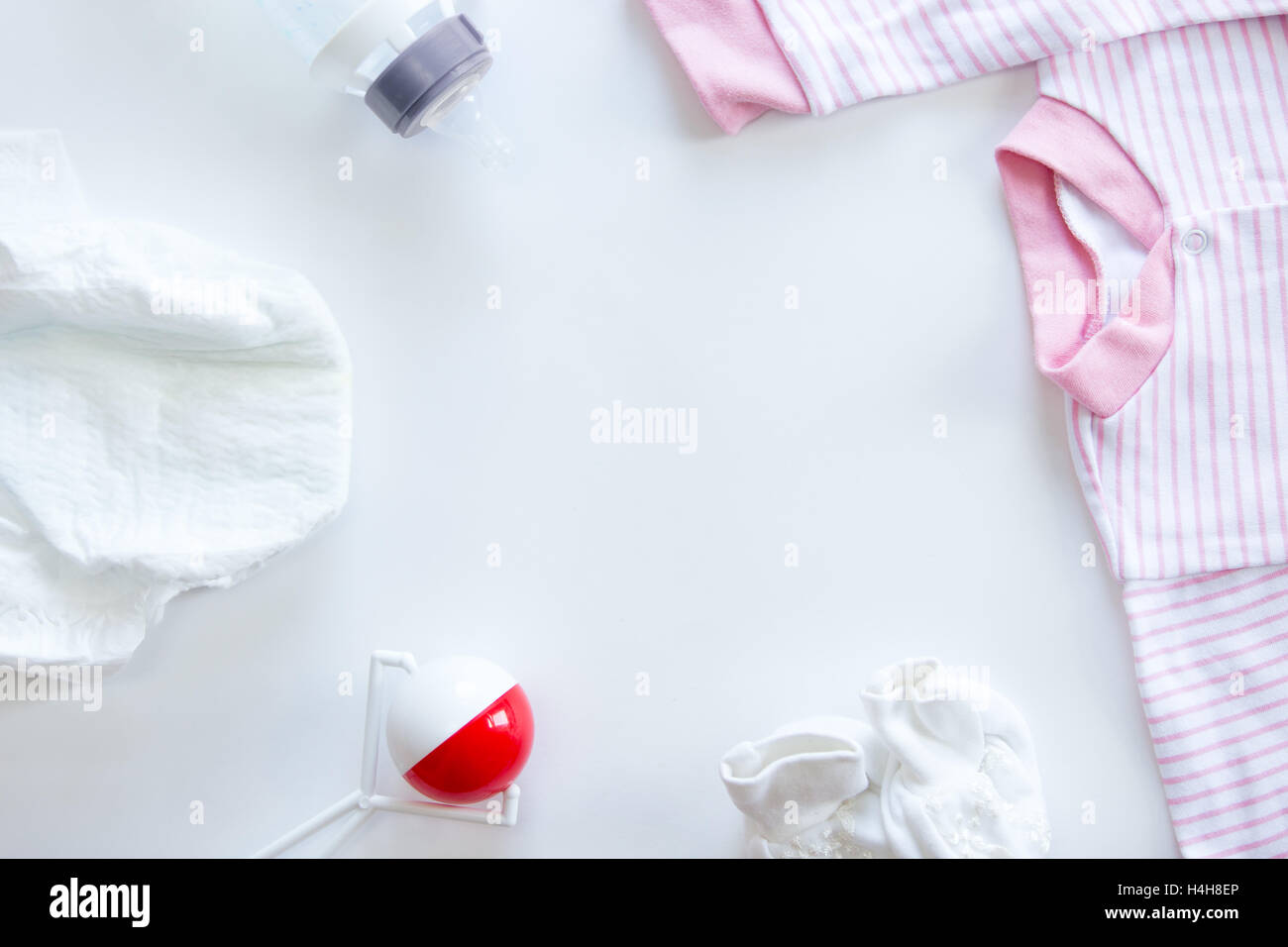 Set di baby forniture sulla tabella: pannolino, beanbag, bottiglia, suit Foto Stock