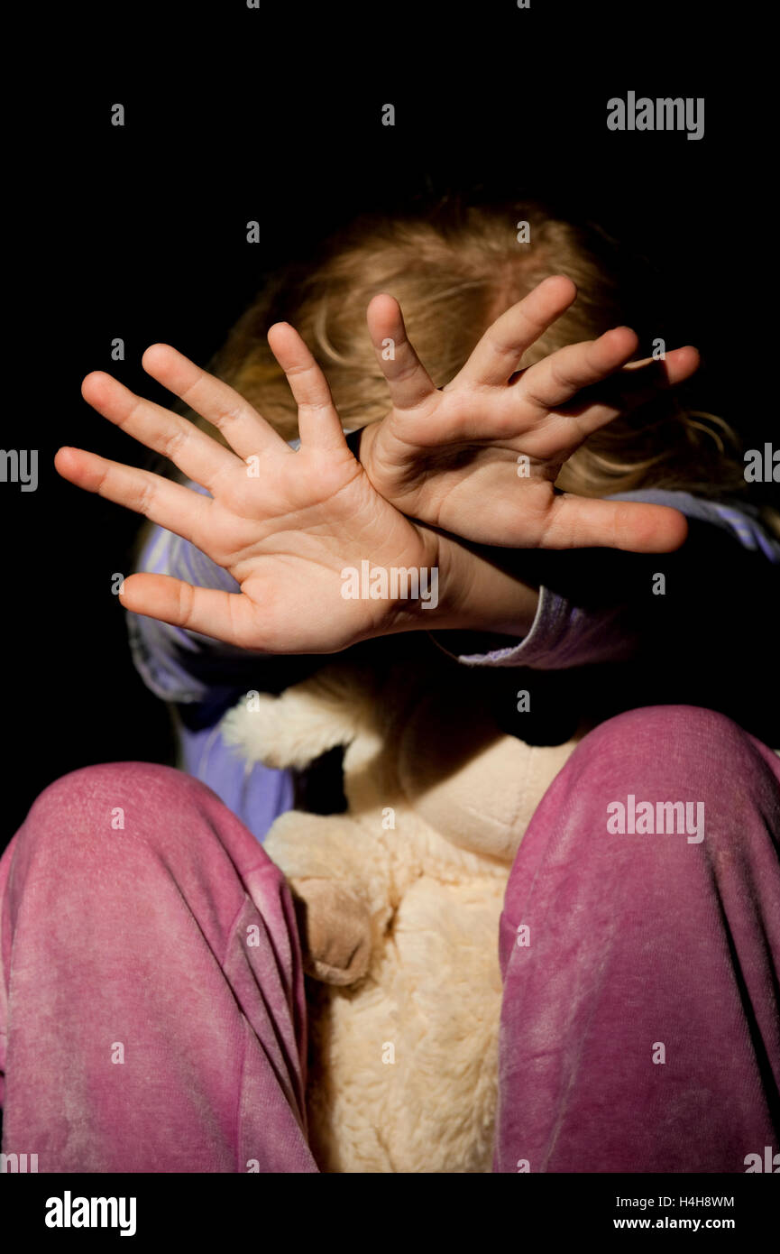 Ragazza lotte con le mani tese Foto Stock