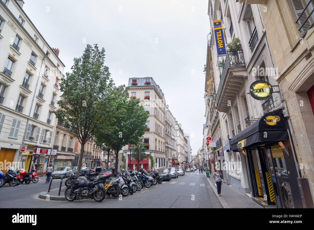 Parigi - 17 settembre 2014: Moto, ciclomotori e automobili parcheggiate su strada Jean-Baptiste Pigalle. Parigi, Francia. Foto Stock