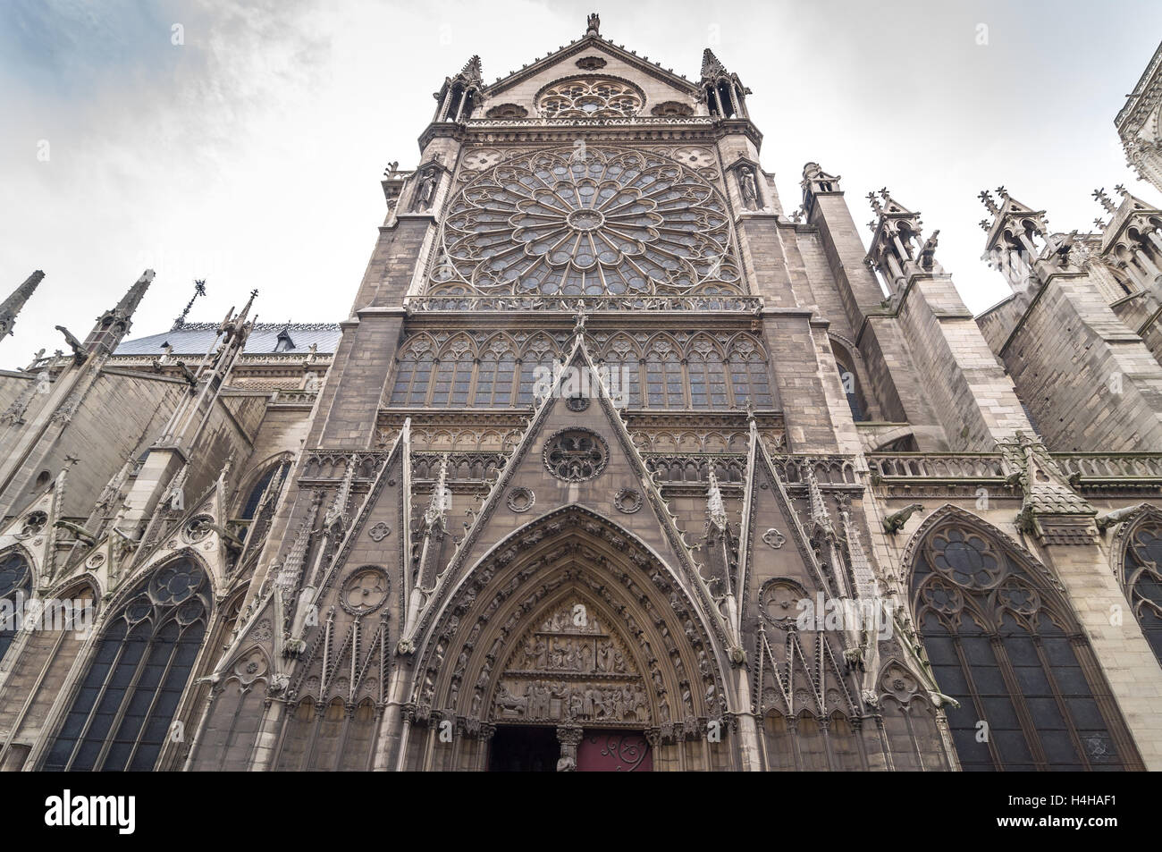 La facciata nord della chiesa cattedrale di Notre-dame de Paris. Costruito in architettura Gotica Francese. Foto Stock