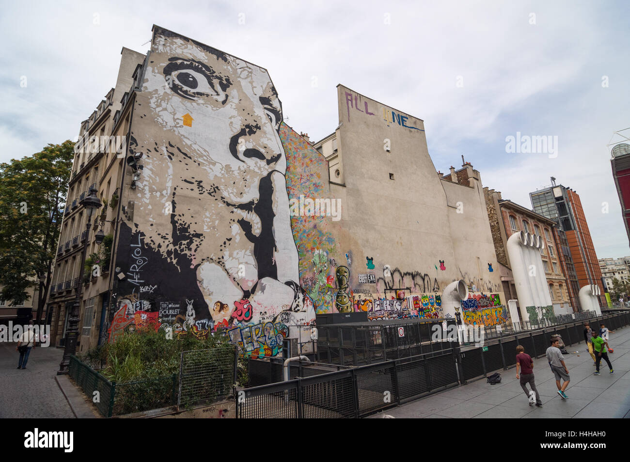 Parigi - 17 settembre 2014: la parete riempita con graffiti di Salvador Dali accanto al Centro Georges Pompidou di Parigi, Francia. Foto Stock