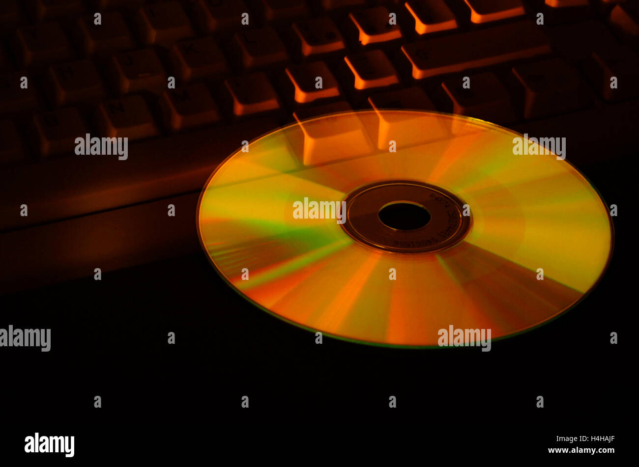 Compact disc battenti sulla tastiera Foto Stock