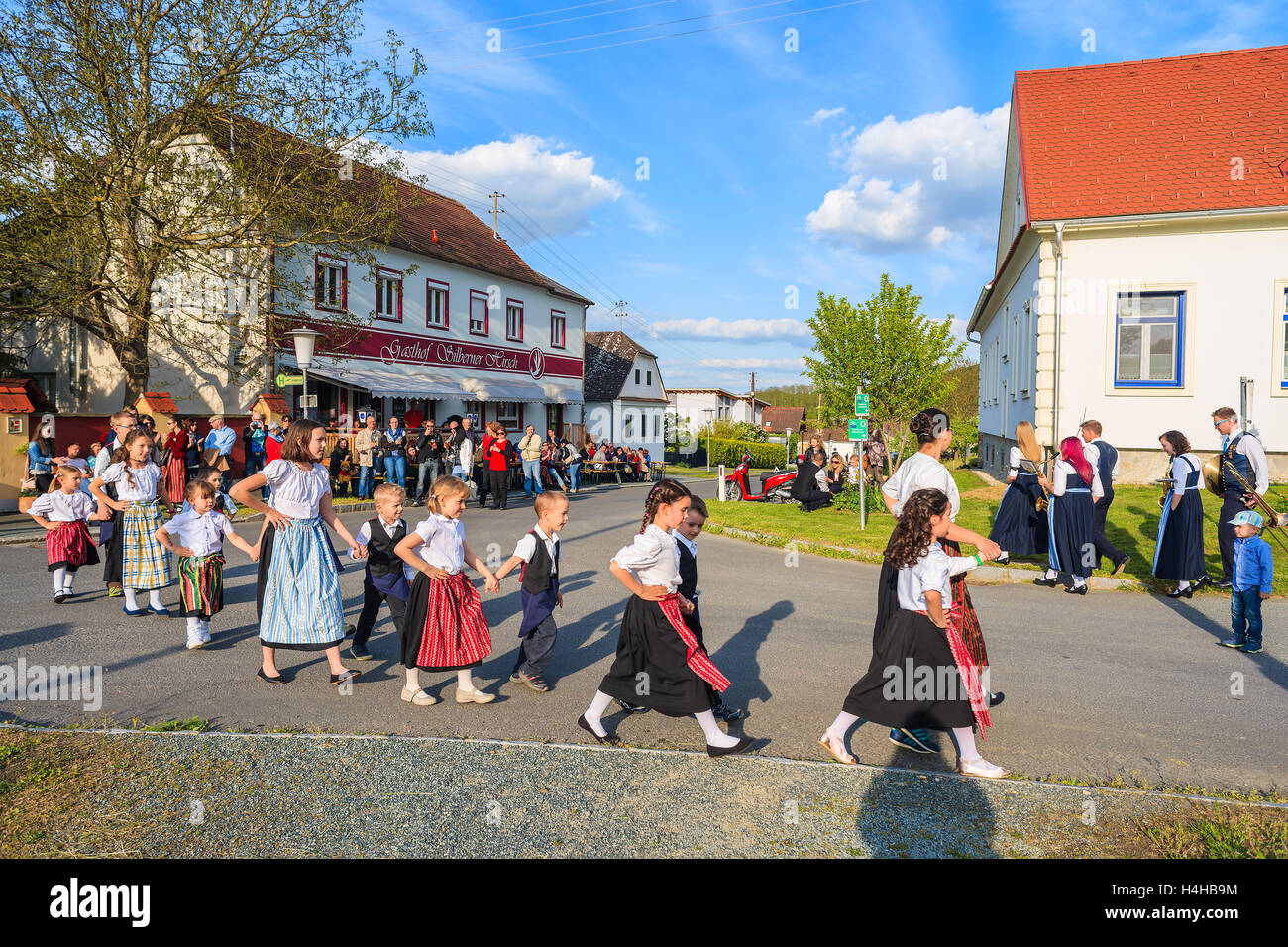 Villaggio GLASING, Austria - Apr 30, 2016: i bambini danza su strada durante il mese di maggio celebrazione ad albero. In Germania e Austria il mayp Foto Stock