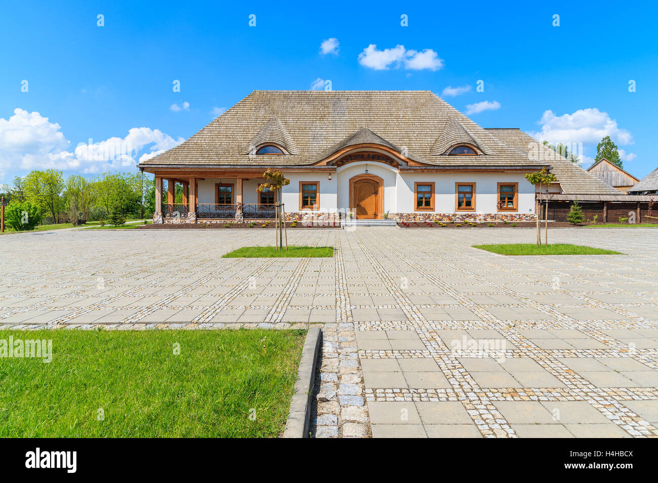 Villaggio TOKARNIA, Polonia - 12 Maggio 2016: ristorante tradizionale edificio nel villaggio Tokarnia sulla soleggiata giornata di primavera, Polonia. Foto Stock