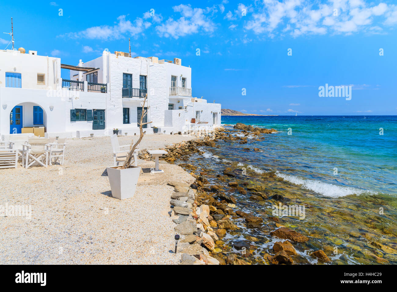 Case bianche di Naoussa Village e la vista della spiaggia, isola di Paros, Cicladi Grecia Foto Stock