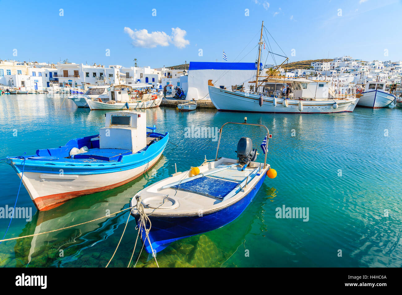 Una vista di Naoussa porto con le tradizionali imbarcazioni da pesca, isola di Paros, Cicladi Grecia Foto Stock
