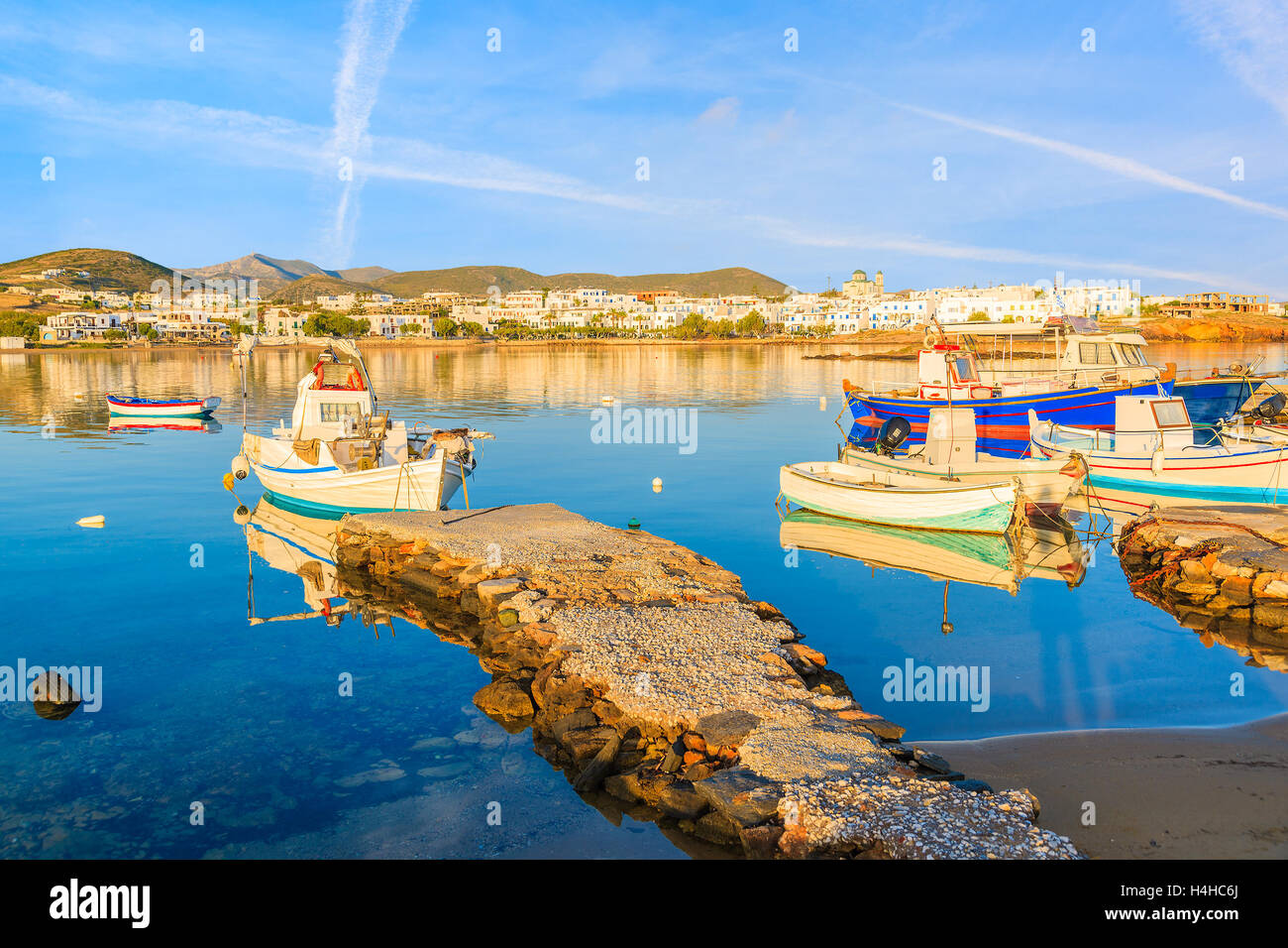 Barche da pesca posto barca nel porto di Naoussa all'orario di alba, isola di Paros, Cicladi Grecia Foto Stock