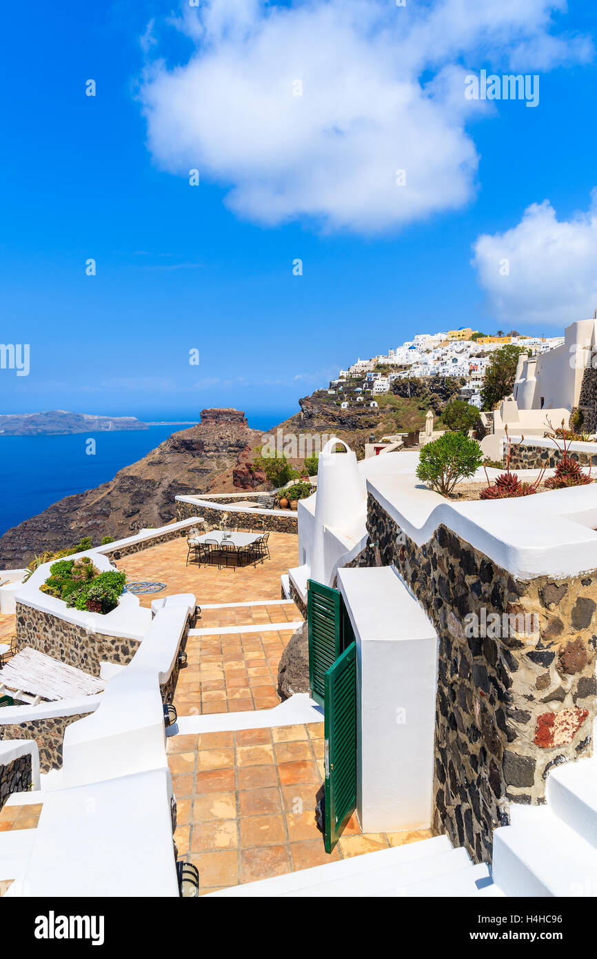 Vista del villaggio di Firostefani con molte boutique hotel costruito sulla scogliera, Santorini Island, Grecia Foto Stock