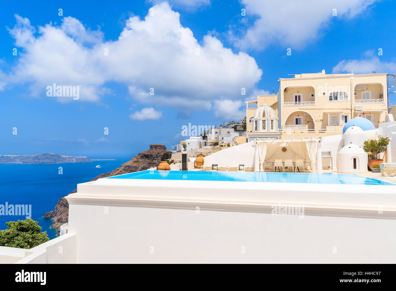 Isola di Santorini, Grecia - 22 Maggio 2016: una vista della caldera con hotel di lusso edifici, bianca tipica architettura di Imerovigli Foto Stock