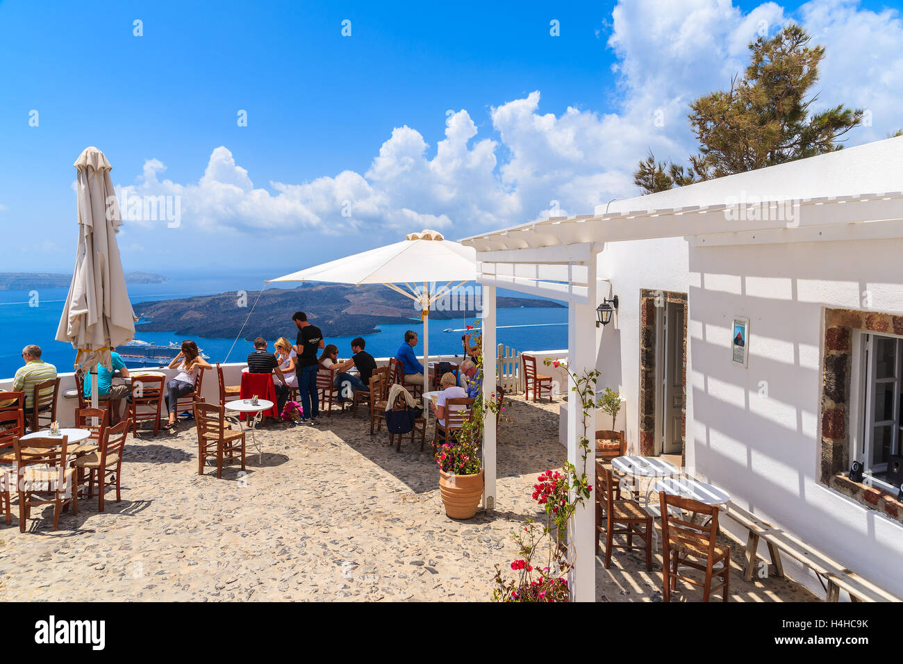 FIROSTEFANI VILLAGE, SANTORINI ISLAND - 23 Maggio 2016: terrazza ristorante con sala da pranzo i turisti e gode di splendida vista sul mare, S Foto Stock