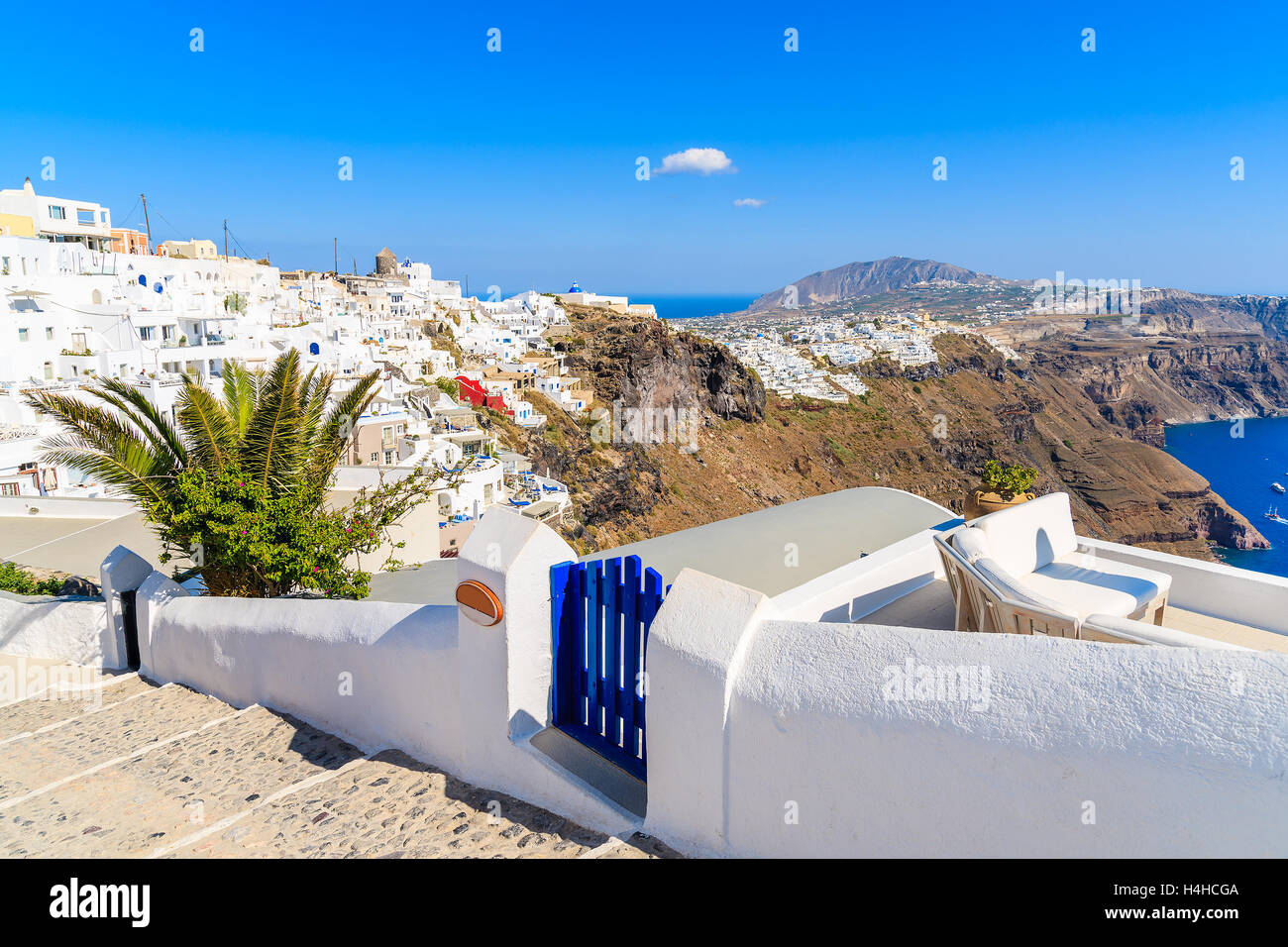 Strada stretta a Imerovigli village con la tipica architettura greca - Santorini Island, Grecia Foto Stock