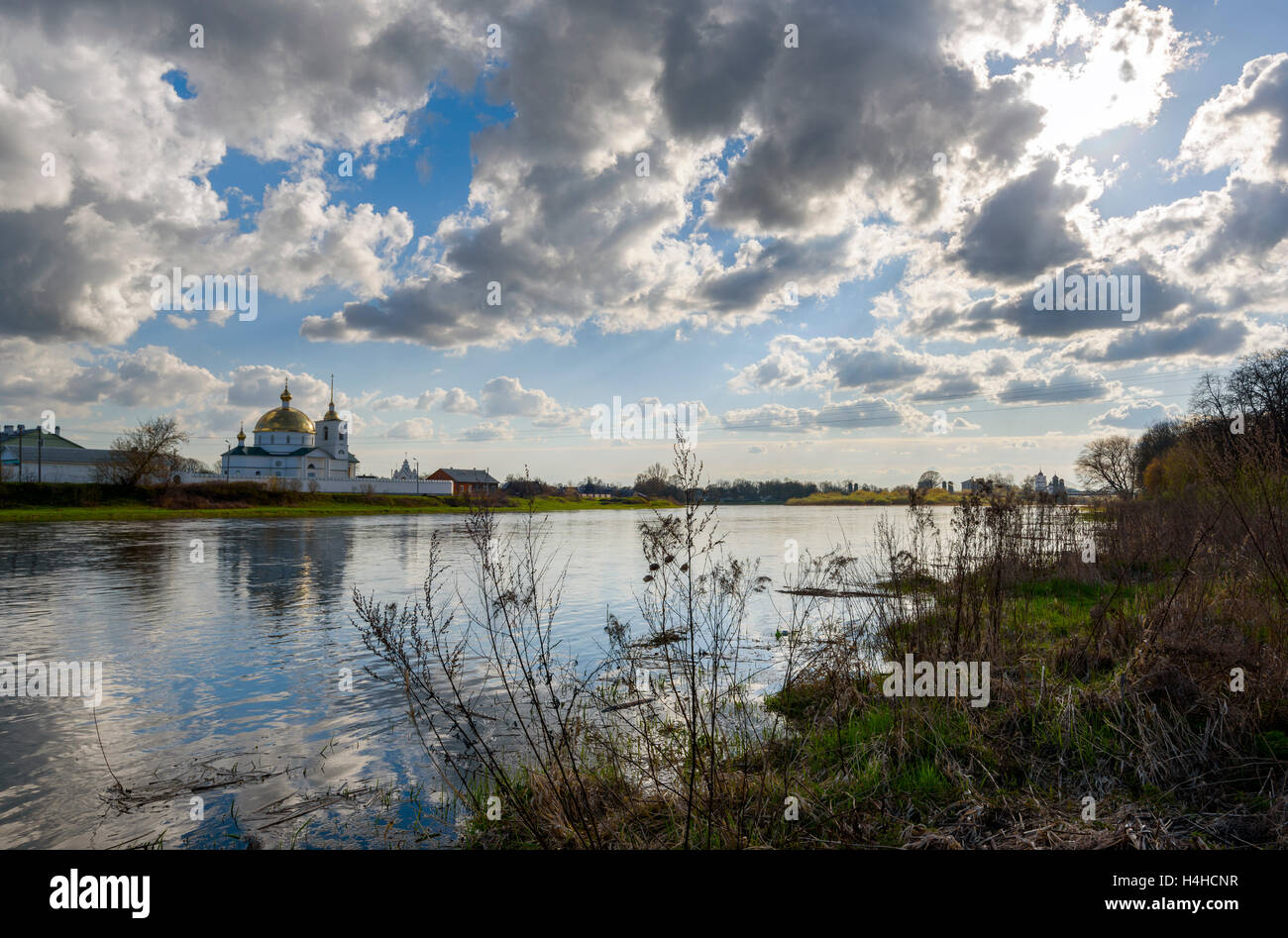 L antico monastero russo sulla riva del fiume al tramonto Foto Stock