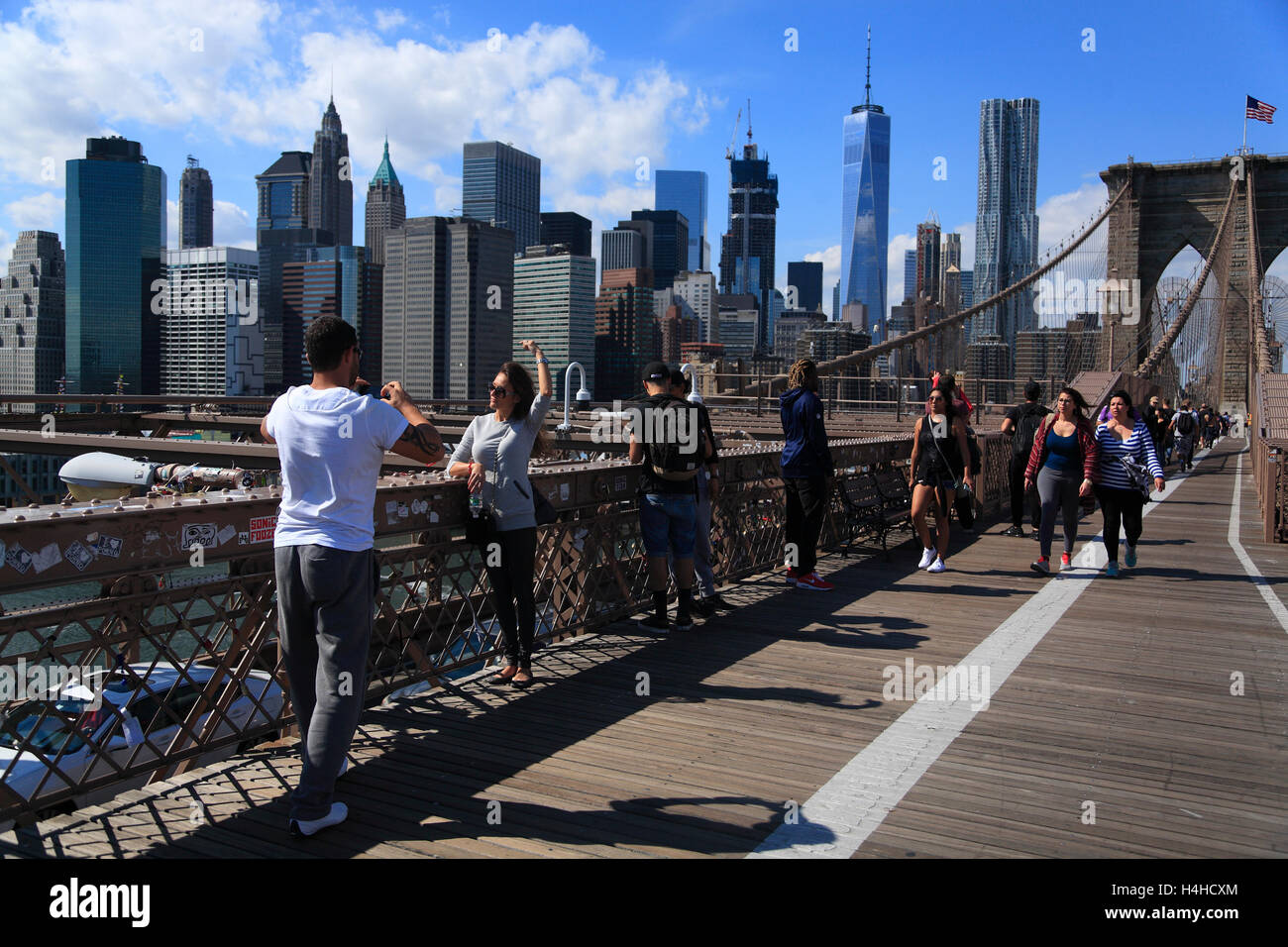 I turisti sul ponte di Brooklyn, New York, Stati Uniti d'America Foto Stock