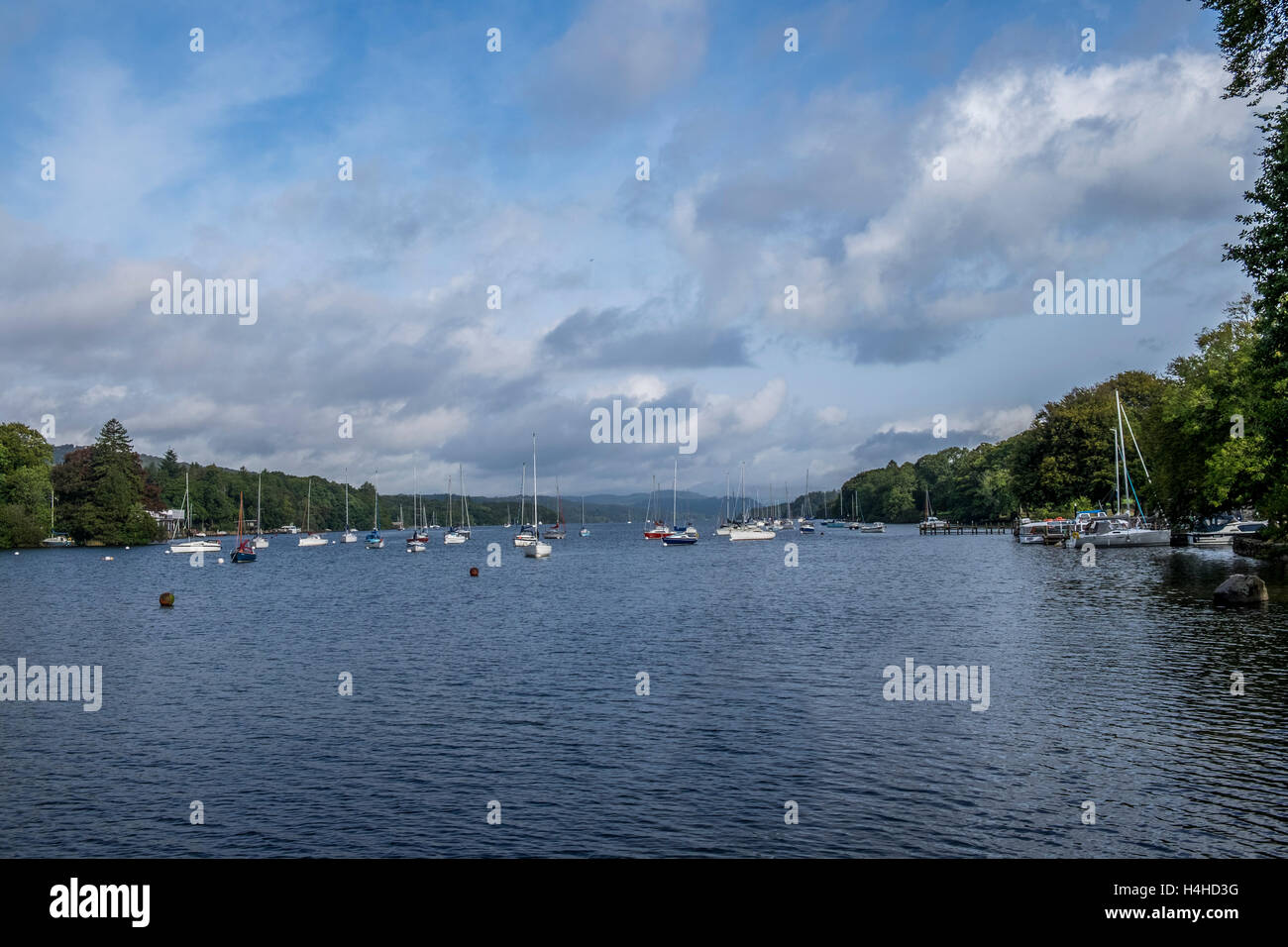 Lago di Windermere con un paio di barche in distanza, Foto Stock