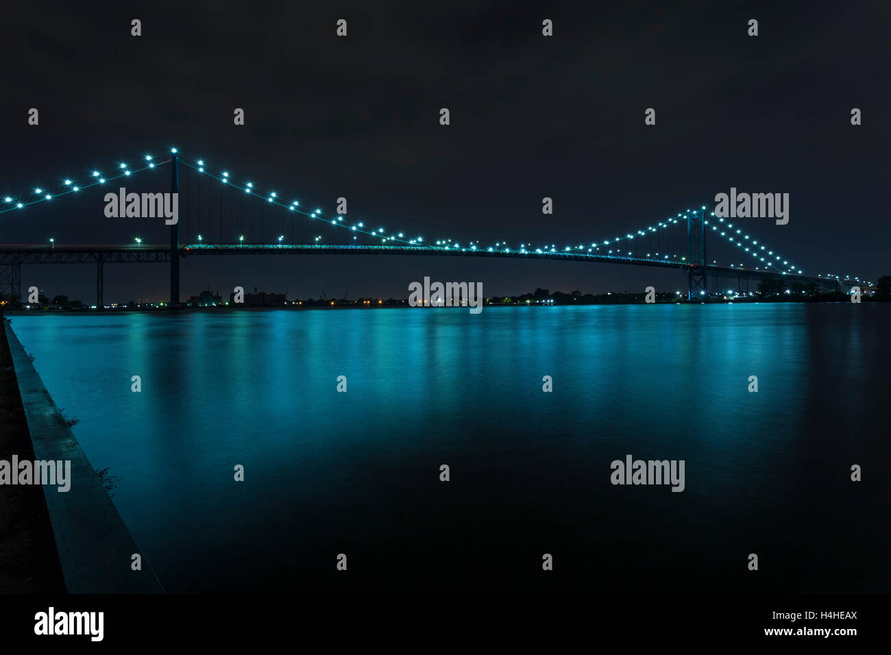 Ambassador Bridge il collegamento di Windsor, Ontario di Detroit Michigan di notte. Foto Stock
