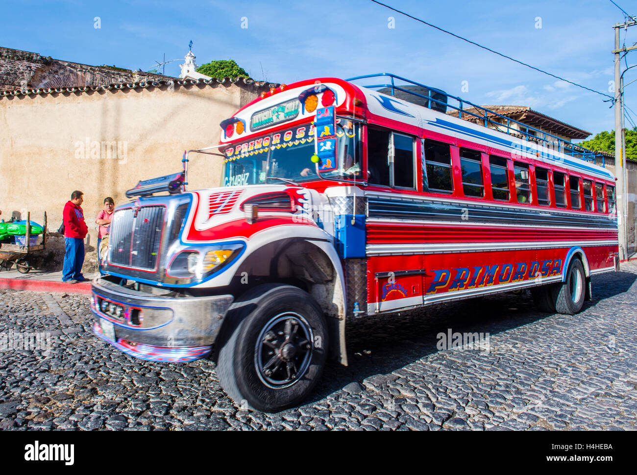 Tipico guatemalteco Chicken Bus ad Antigua, Guatemala Foto Stock