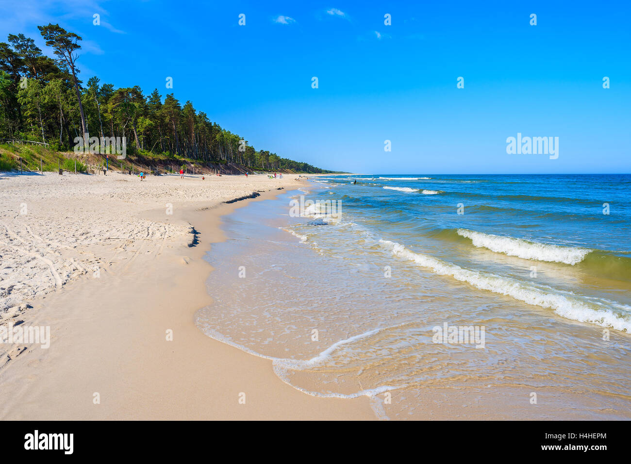 Una vista della spiaggia di sabbia bianca e blu del Mar Baltico, Bialogora villaggio costiero, Polonia Foto Stock