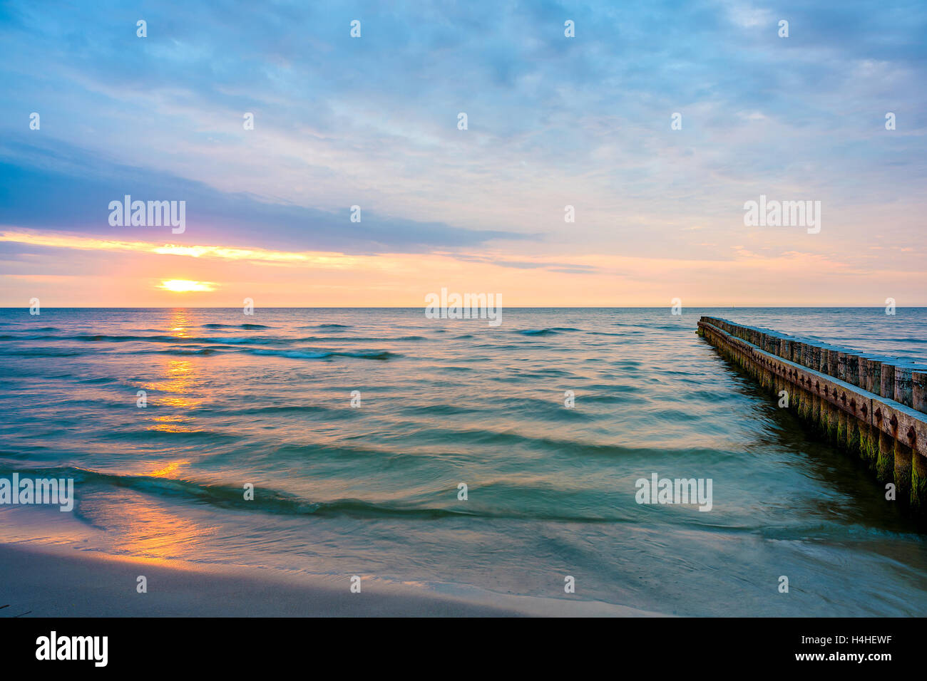 Bel tramonto sulla spiaggia in Leba città costiera, Mar Baltico, Polonia Foto Stock