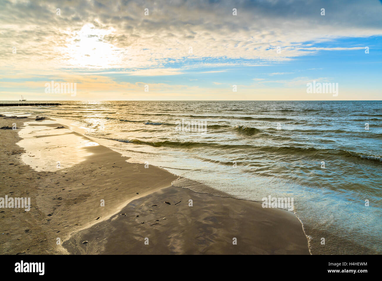 Sole che splende sopra il livello del mare sulla spiaggia di Leba, Mar Baltico, Polonia Foto Stock