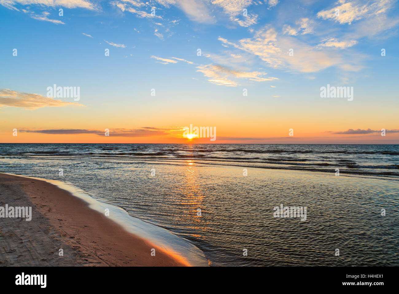 Tramonto sul mare su una spiaggia in Leba, Mar Baltico, Polonia Foto Stock Tramonto sul mare su una spiaggia in Leba, Mar Baltico, Polonia Foto Stock