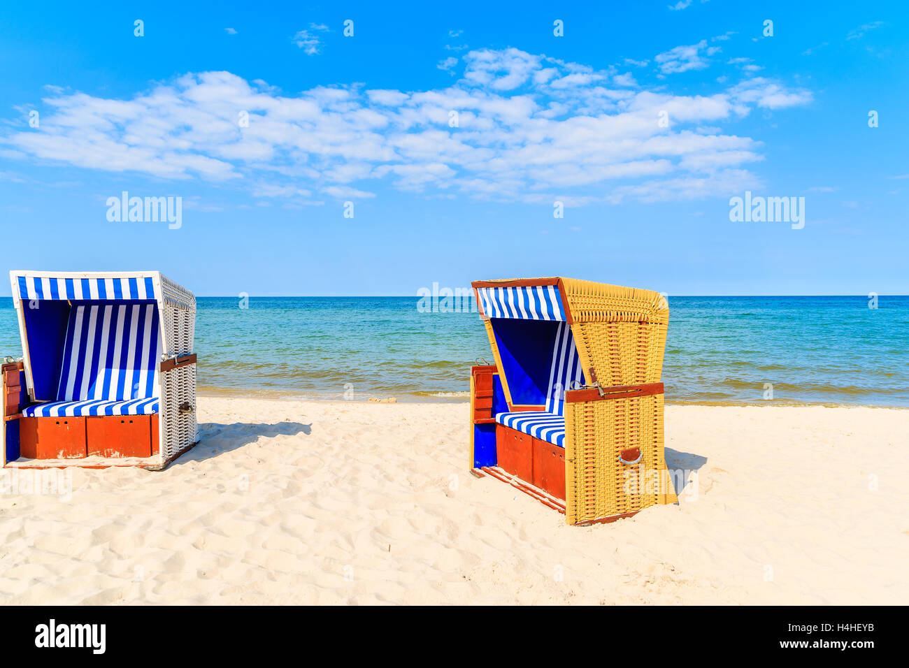 Colorate sedie di vimini sulla sabbiosa spiaggia Jurata, Mar Baltico, Polonia Foto Stock