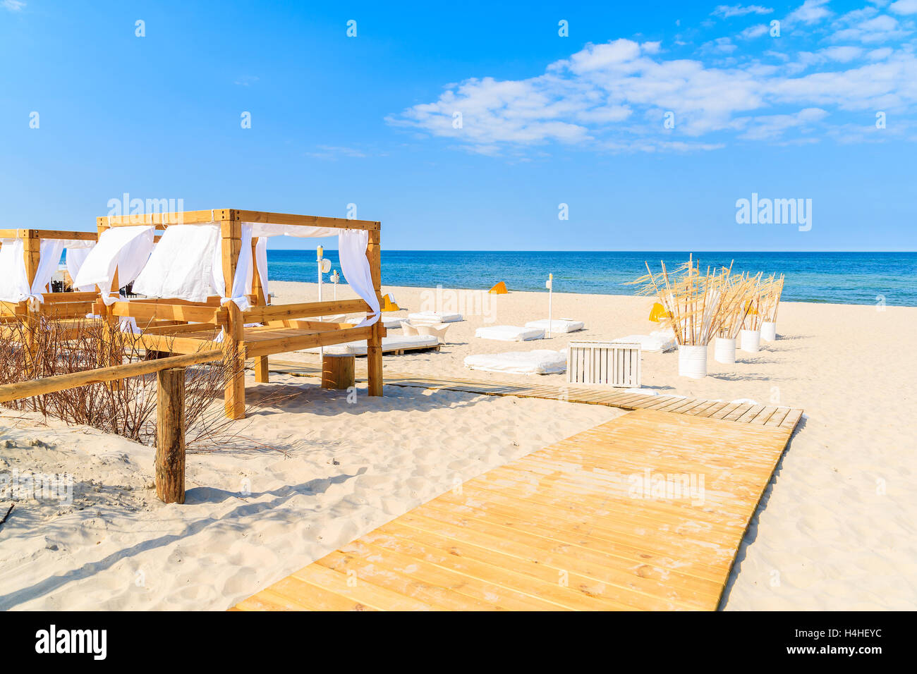 Percorso di spiaggia di sabbia fine attrezzata con lettini per prendere il sole in Jurata villaggio sulla Penisola di Hel, Mar Baltico, Polonia Foto Stock