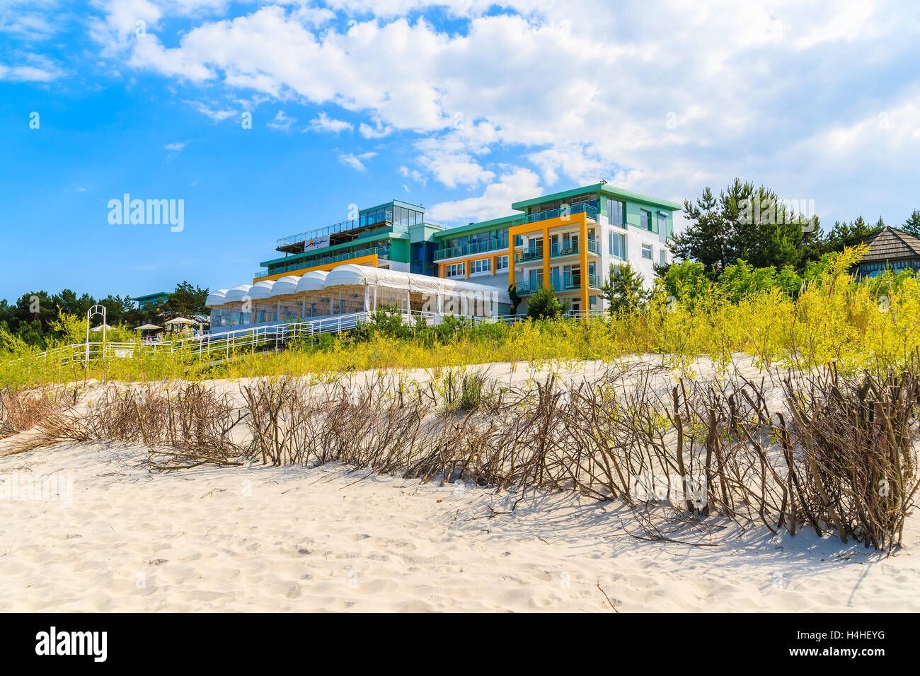 JURATA BEACH, Polonia - giu 21, 2016: una vista di hotel di lusso "Bryza' situato sulla spiaggia di Jurata città sulla penisola di Hel. Ricchi pe Foto Stock