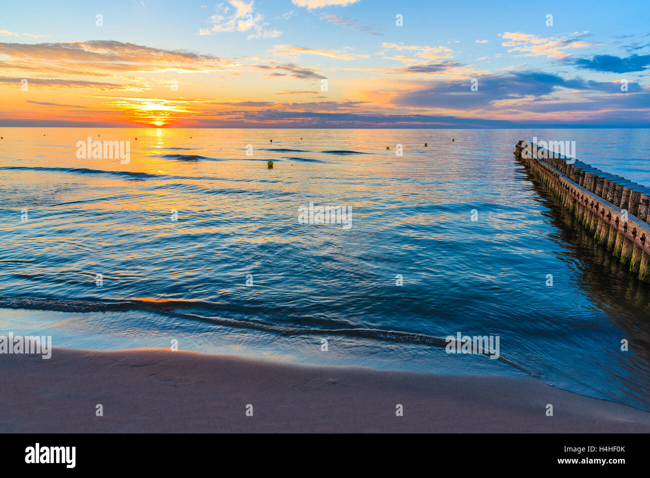 Tramonto sul mare su una spiaggia in Leba, Mar Baltico, Polonia Foto Stock Tramonto sul mare su una spiaggia in Leba, Mar Baltico, Polonia Foto Stock