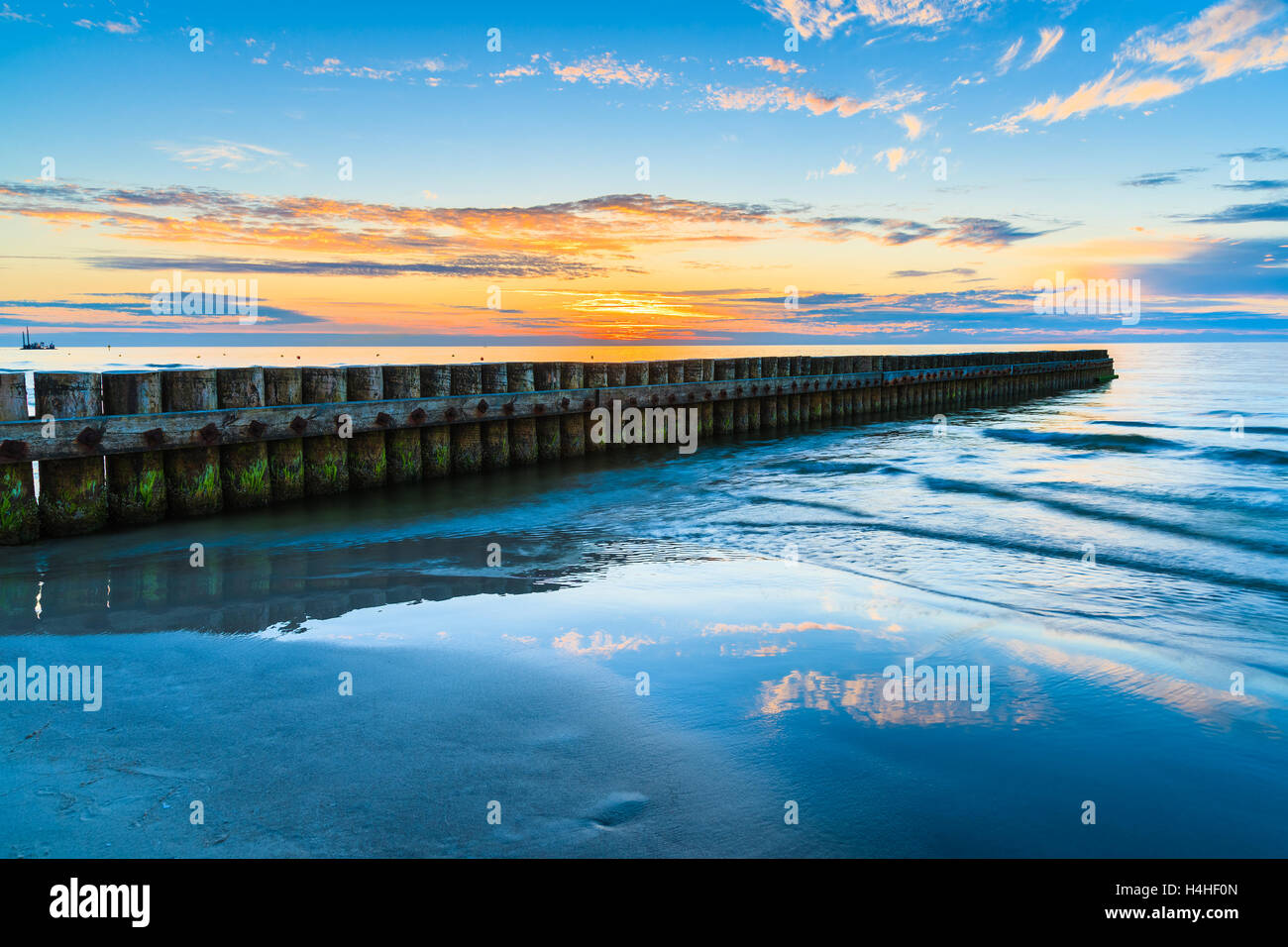 Tramonto sul mare su una spiaggia in Leba, Mar Baltico, Polonia Foto Stock Tramonto sul mare su una spiaggia in Leba, Mar Baltico, Polonia Foto Stock