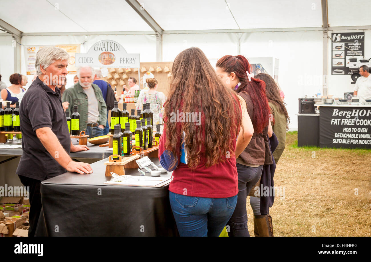 Il Cheshire, Inghilterra - Il 22 giugno 2016.-giovani donne di campionamento oli infusa dallo stallo del mercato presso il Royal Cheshire contea agricola Foto Stock