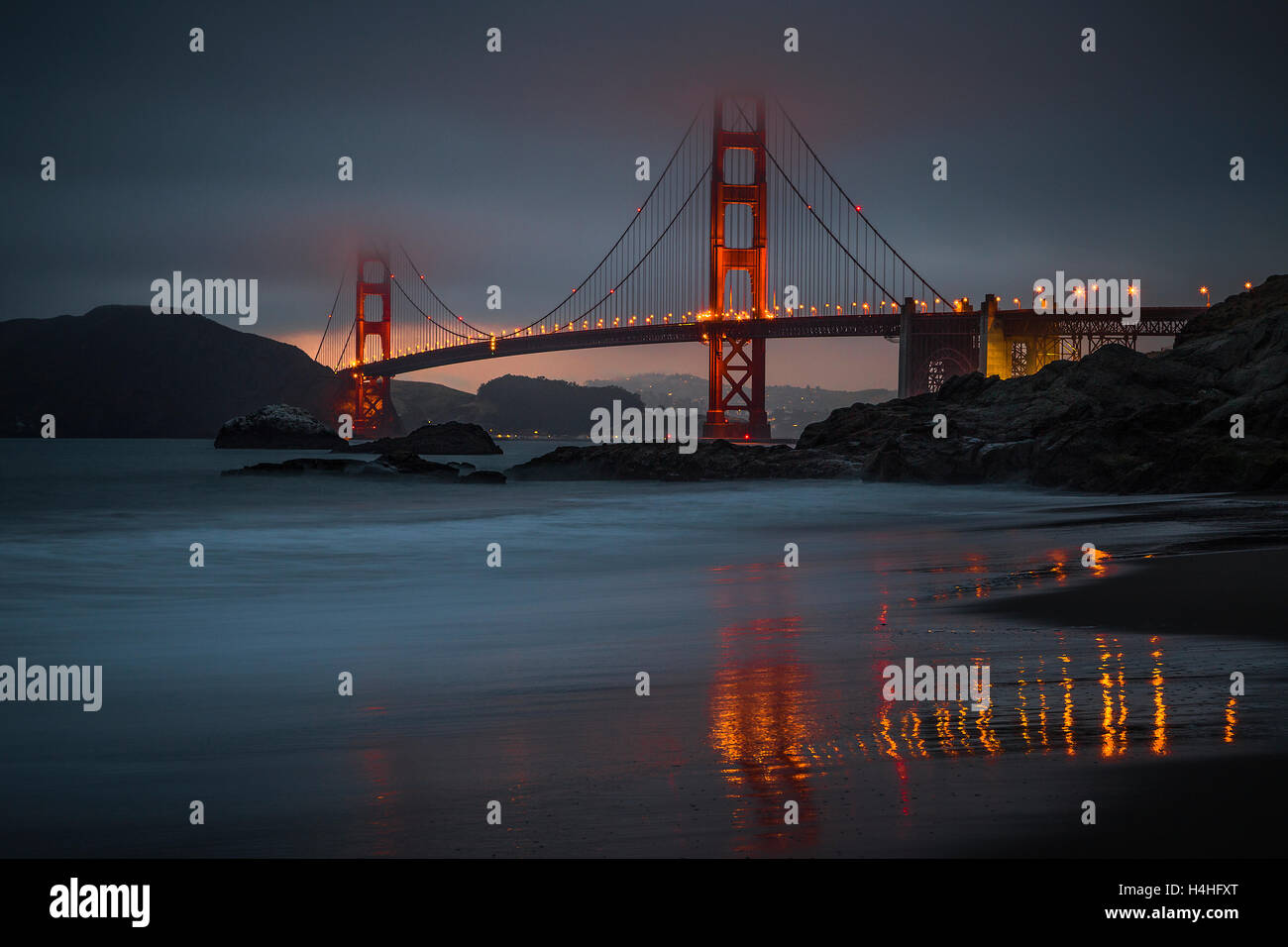 Il Golden Gate Bridge al tramonto, fotografati da Baker Beach Foto Stock