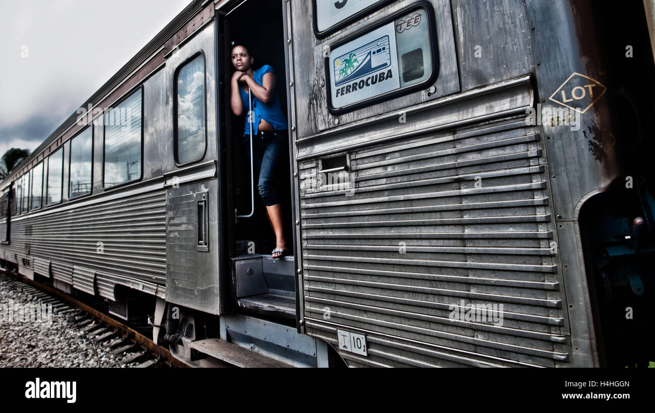 Ragazza sul treno Havana, Cuba cubano VITA REALE Foto Stock