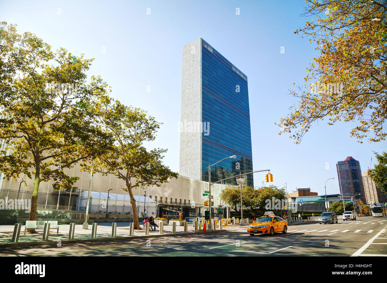 NEW YORK CITY - 05 settembre: Sede centrale delle Nazioni Unite edificio con persone il 5 settembre 2015 a New York City. Foto Stock