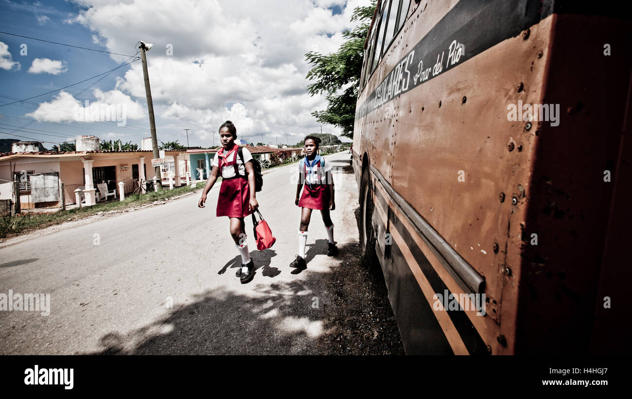 Due giovani cubani ragazze della scuola a casa a piedi da scuola nelle loro uniformi scolastiche in Viñales, Cuba. Foto Stock