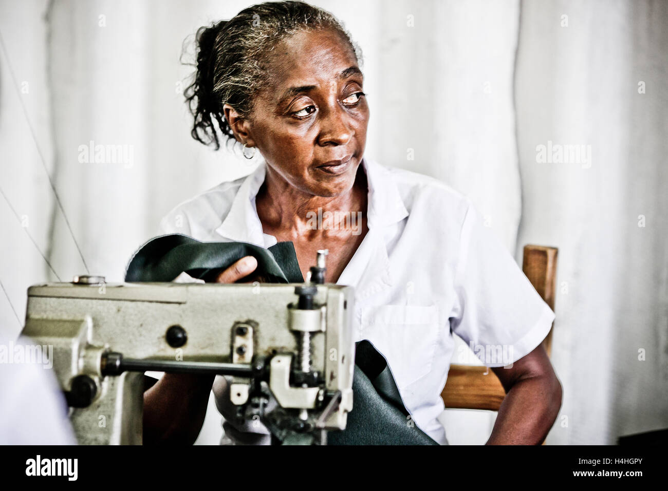 Sarta cucito e la realizzazione di nuovi vestiti, Vinales town, Cuba, Caraibi Foto Stock