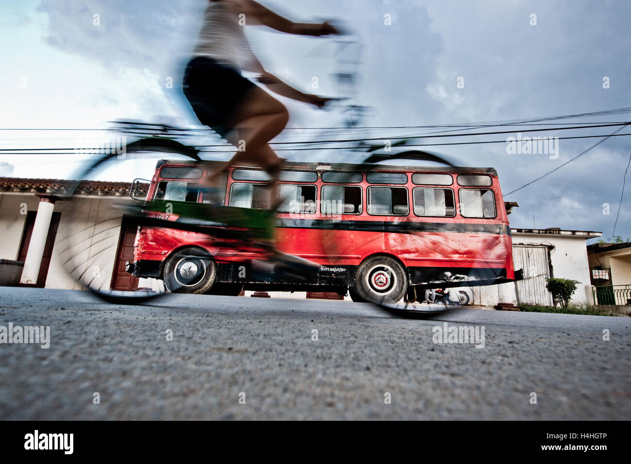 Cuba Bus & bicicletta su strada Foto Stock