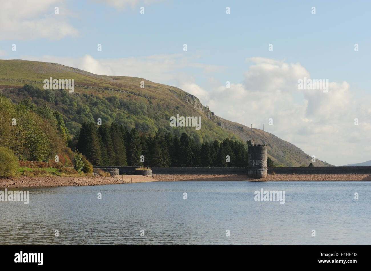 Diga e pietra rotonda torre del Llwyn-sul serbatoio, il più grande e il più meridionale dei tre serbatoi in Taff Fawr valley, Merthyr Tydfil. Sou Foto Stock