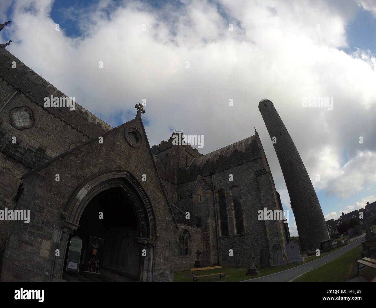 Cattedrale di St Canice e torre rotonda sono una parte essenziale del patrimonio strutturale nella vibrante città medievale di Kilkenny. Foto Stock