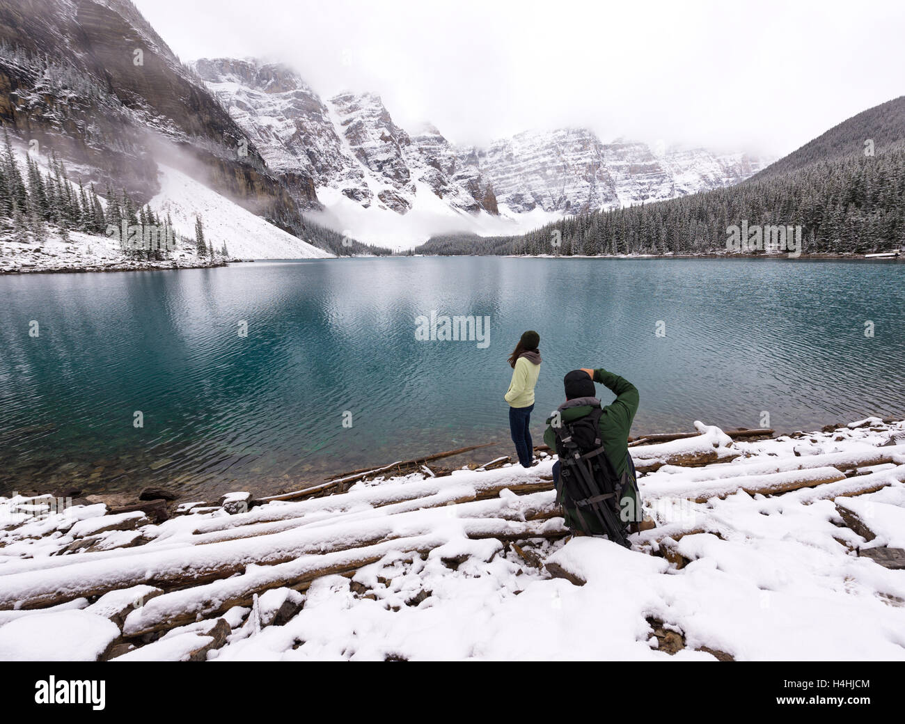 Fotografo prende foto del modello femminile accanto al bellissimo lago Foto Stock