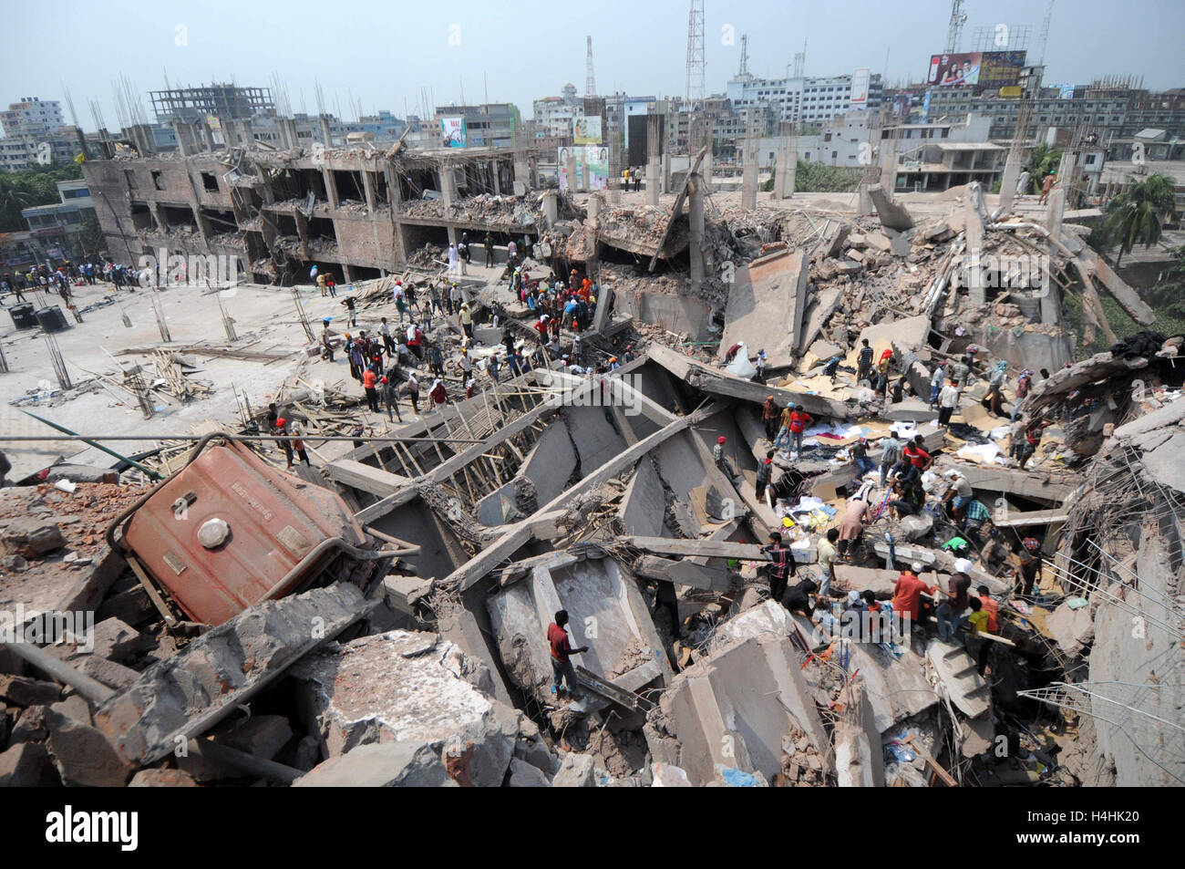 Popolo del Bangladesh si riuniscono come soccorritori look per i superstiti e vittime in corrispondenza del sito di Rana Plaza edificio è crollato in Savar, Foto Stock